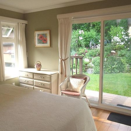 Mountain Bed & Breakfast North Vancouver Room photo