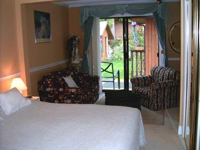 Mountain Bed & Breakfast North Vancouver Room photo