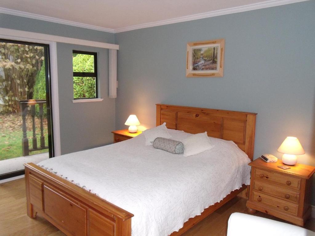 Mountain Bed & Breakfast North Vancouver Room photo