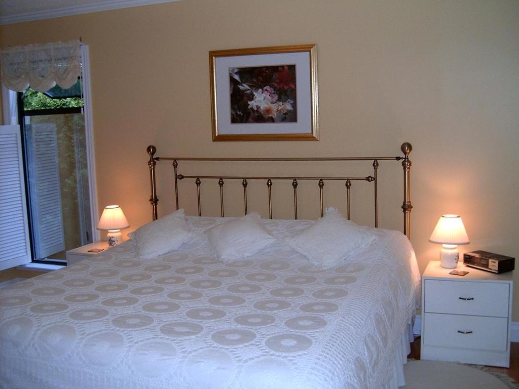 Mountain Bed & Breakfast North Vancouver Room photo